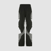 Cargohose mit unregelmäßigen Aussparungen und Farbkontrasten